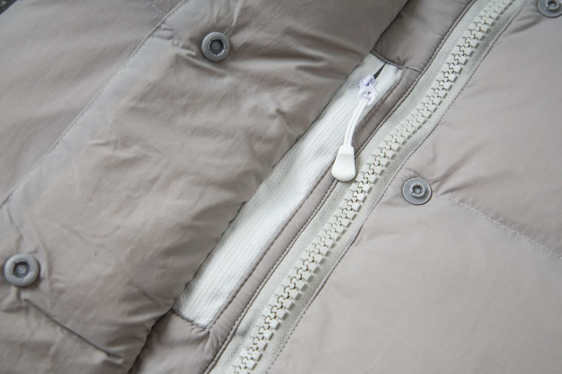 P770 model number: G124 Canada Goose PASTELS series new Parker couple's hooded down jacket 1️⃣The fabric is made of soft EnduraLuxe fabric, which enhances the durability of easy-to-wear parts, is lightweight and durable; the inner liner is made of anti-velvet gallbladder, which is comfortable and soft without velvet. It has a detachable hood, can be adjusted in two directions, and is also filled with down, which brings greater softness and wrapping around the head and neck, and is full of warmth. This parka features white trim on the back and sides, and the hardware locks are all original and custom-made to match the muted fabric color. Goose label: The official website’s new series of silicone material labels, non-embroidery labels. 2️⃣It is very youthful and energetic, and can be easily worn by both men and women. It is very in line with the fashion aesthetic concepts of today's young people! 3️⃣ A full set of customized accessories, complete with three standards, same style for men and women, a must-have for couples! Color: black, white, pink, stone gray, water-soluble blue Size: XS, S, M, L
